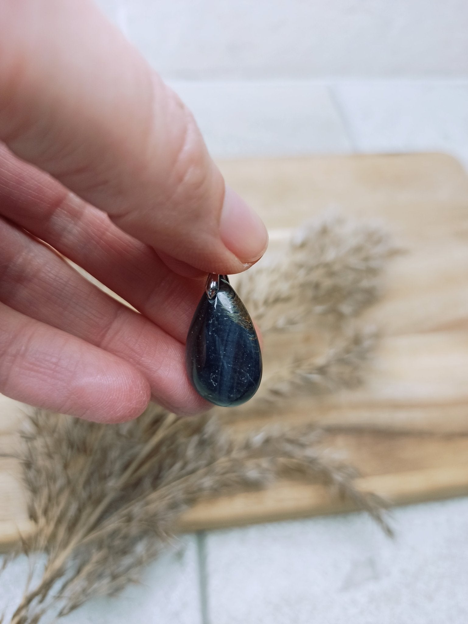 Valkenoog edelsteen hanger druppel | 25 mm – curated crystal by Marga Jacobs | rust, symboliek en intuïtieve zelfzorg