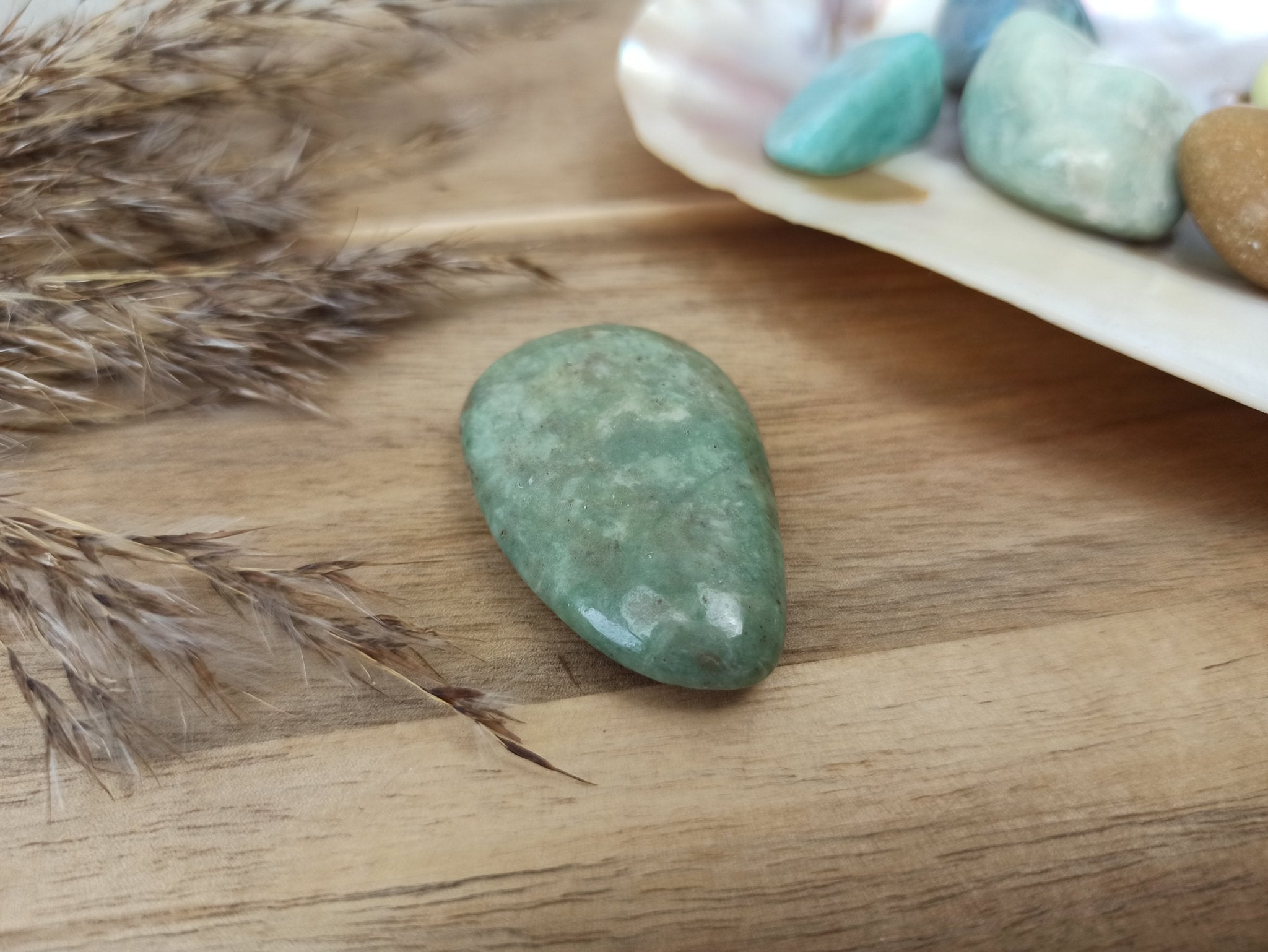 Varisciet handstenen – curated crystal by Marga Jacobs | rust, symboliek en intuïtieve zelfzorg