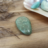 Varisciet handstenen – curated crystal by Marga Jacobs | rust, symboliek en intuïtieve zelfzorg