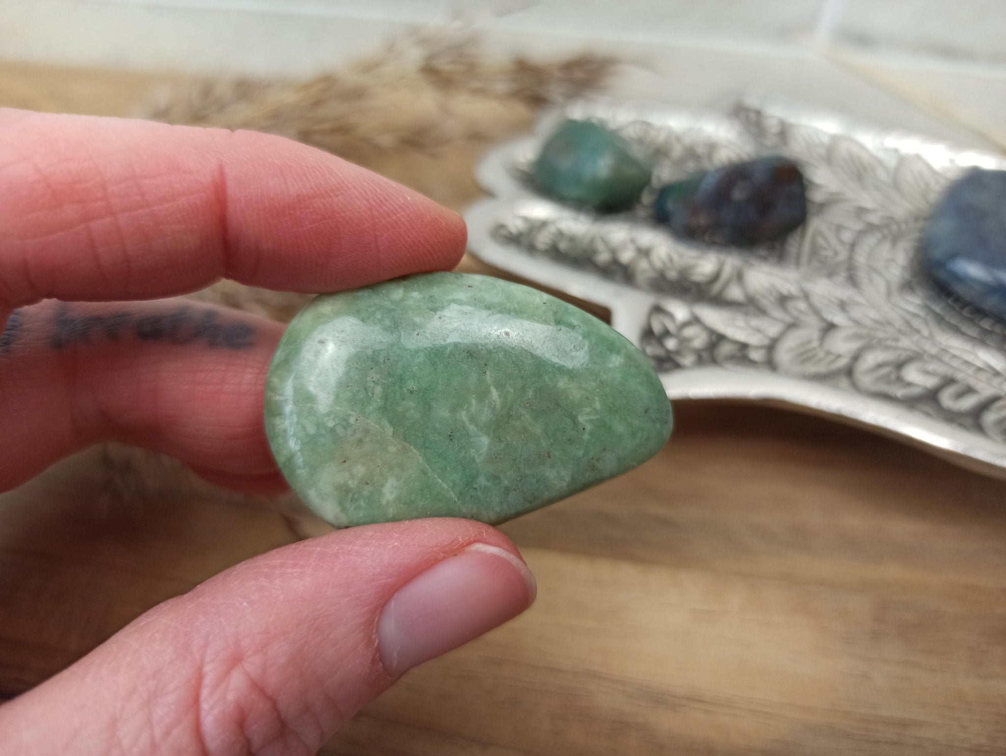 Varisciet handstenen – curated crystal by Marga Jacobs | rust, symboliek en intuïtieve zelfzorg