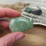 Varisciet handstenen – curated crystal by Marga Jacobs | rust, symboliek en intuïtieve zelfzorg