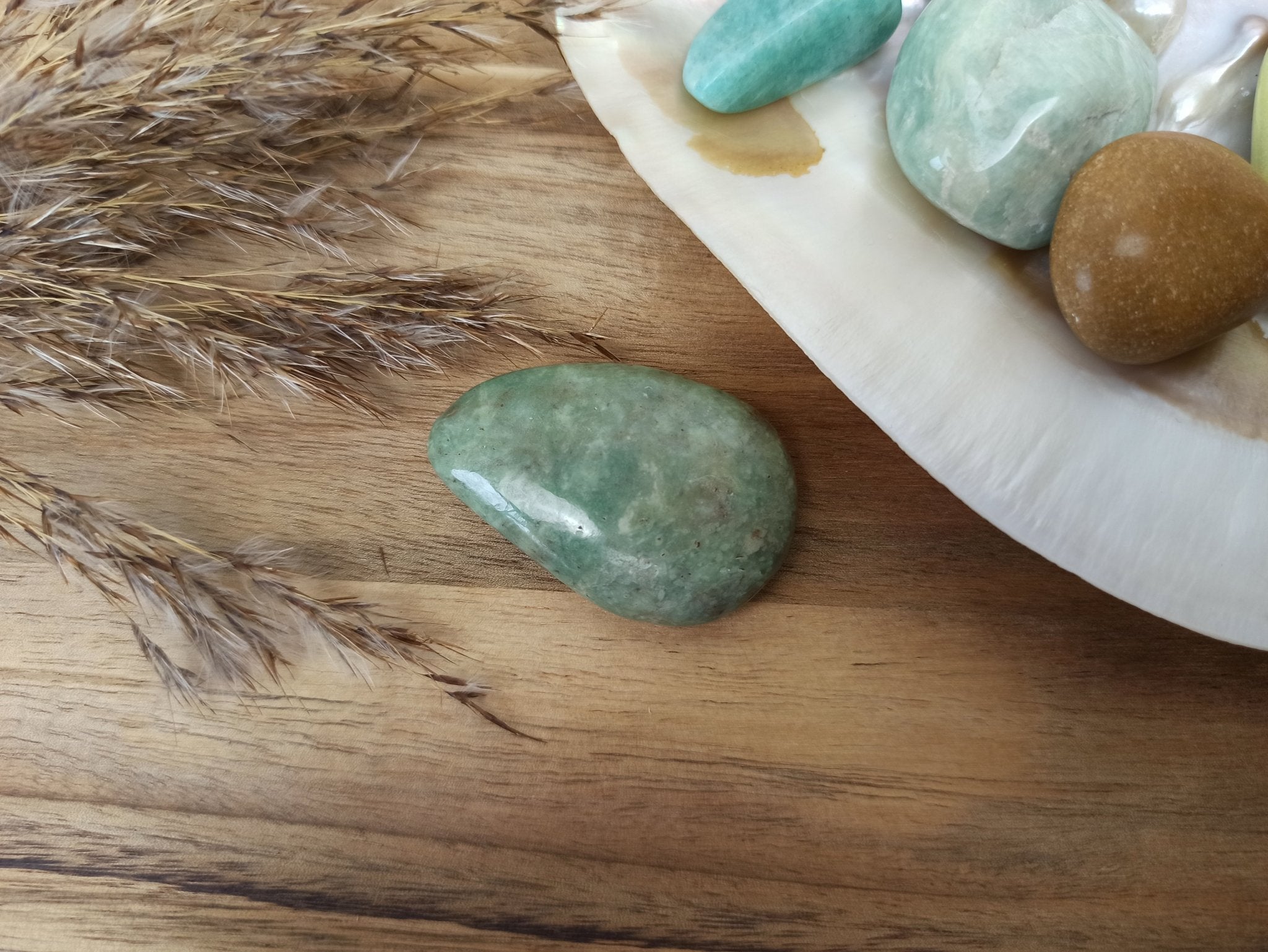 Varisciet handstenen – curated crystal by Marga Jacobs | rust, symboliek en intuïtieve zelfzorg