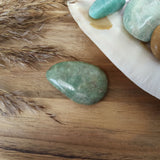 Varisciet handstenen – curated crystal by Marga Jacobs | rust, symboliek en intuïtieve zelfzorg