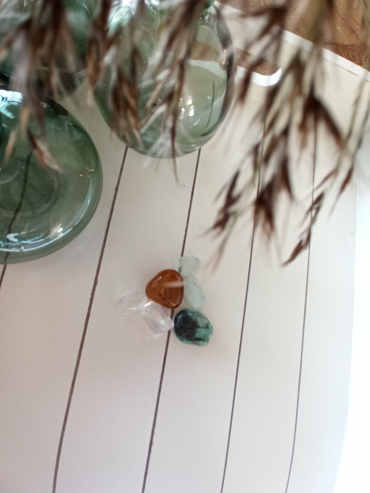 Verleden loslaten edelsteenwaterset – curated crystal by Marga Jacobs | rust, symboliek en intuïtieve zelfzorg