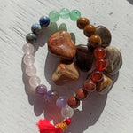 Versteend Hout trommelstenen – curated crystal by Marga Jacobs | rust, symboliek en intuïtieve zelfzorg