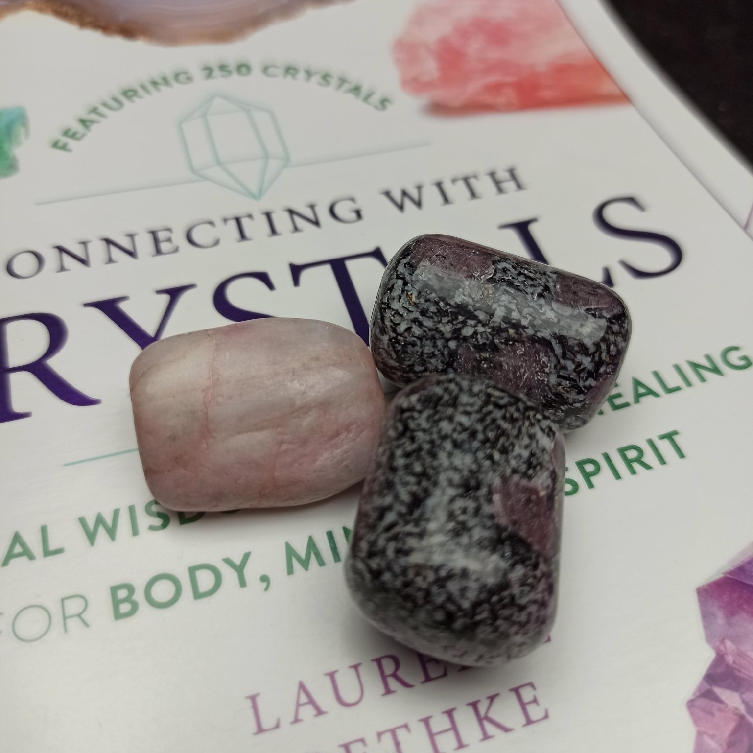 Victoriet trommelstenen – curated crystal by Marga Jacobs | rust, symboliek en intuïtieve zelfzorg