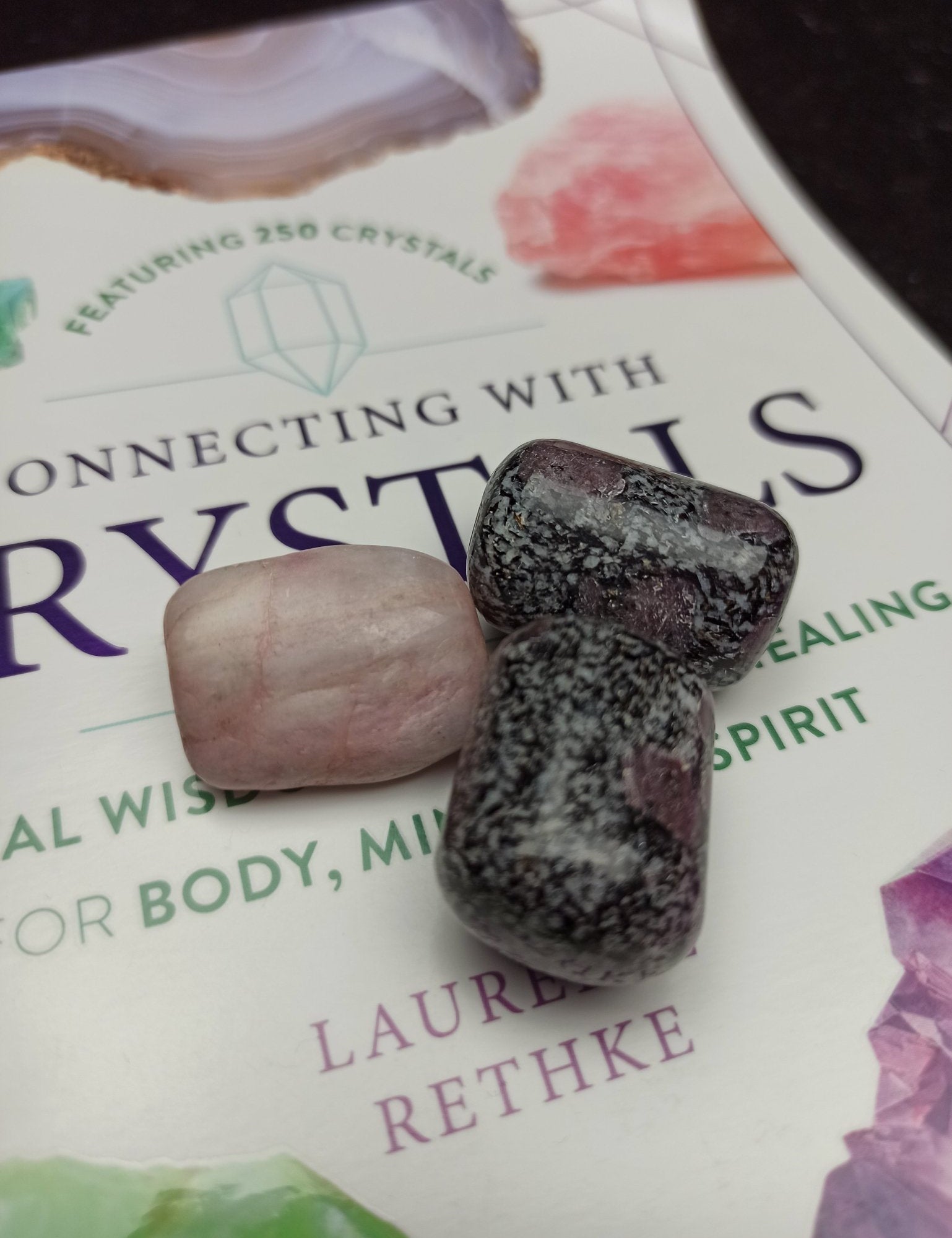 Victoriet trommelstenen – curated crystal by Marga Jacobs | rust, symboliek en intuïtieve zelfzorg