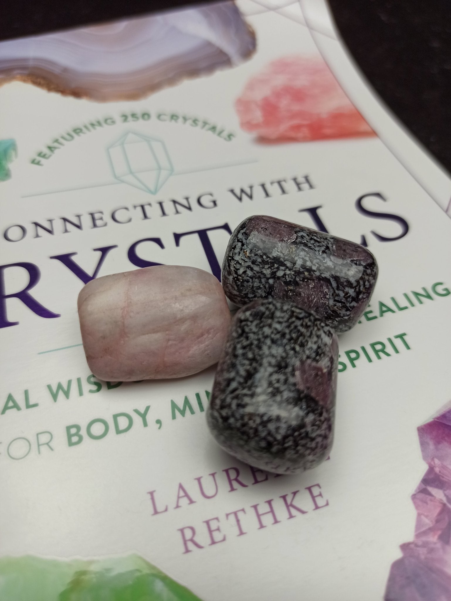 Victoriet trommelstenen – curated crystal by Marga Jacobs | rust, symboliek en intuïtieve zelfzorg