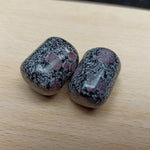 Victoriet trommelstenen – curated crystal by Marga Jacobs | rust, symboliek en intuïtieve zelfzorg