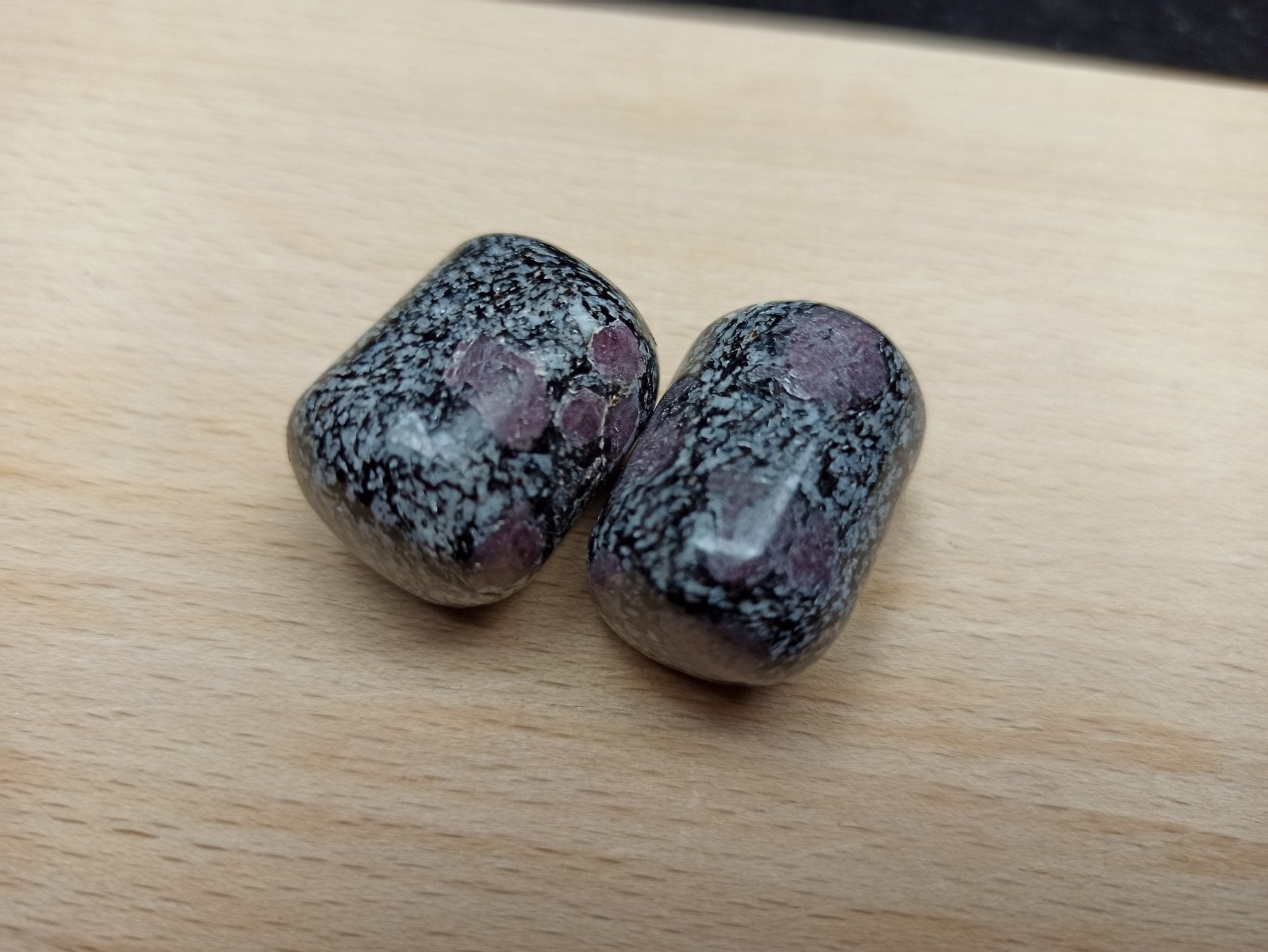 Victoriet trommelstenen – curated crystal by Marga Jacobs | rust, symboliek en intuïtieve zelfzorg