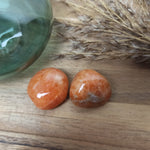 Vuurcalciet trommelstenen – curated crystal by Marga Jacobs | rust, symboliek en intuïtieve zelfzorg