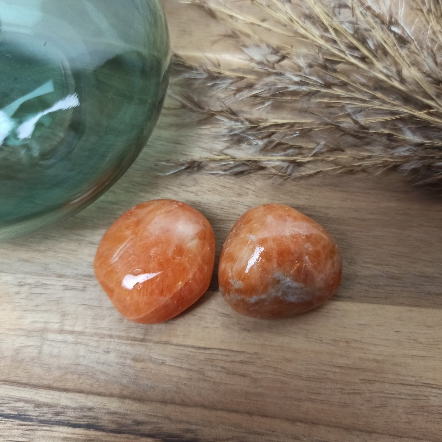 Vuurcalciet trommelstenen – curated crystal by Marga Jacobs | rust, symboliek en intuïtieve zelfzorg
