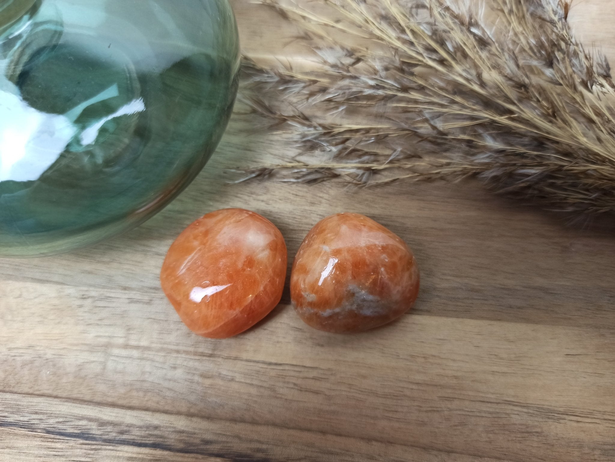 Vuurcalciet trommelstenen – curated crystal by Marga Jacobs | rust, symboliek en intuïtieve zelfzorg