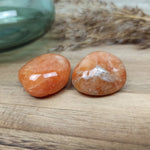 Vuurcalciet trommelstenen – curated crystal by Marga Jacobs | rust, symboliek en intuïtieve zelfzorg