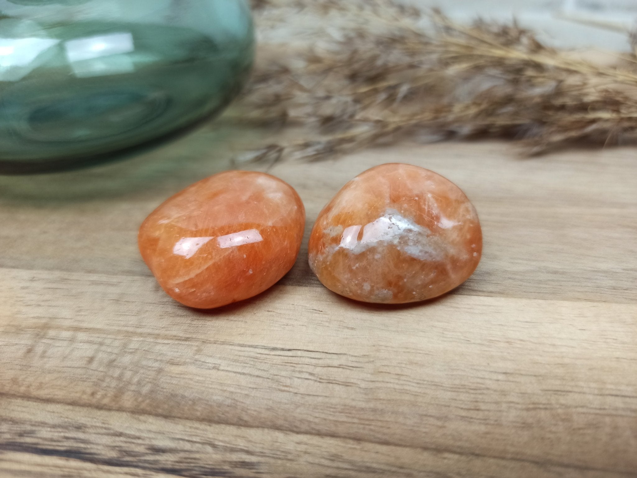 Vuurcalciet trommelstenen – curated crystal by Marga Jacobs | rust, symboliek en intuïtieve zelfzorg