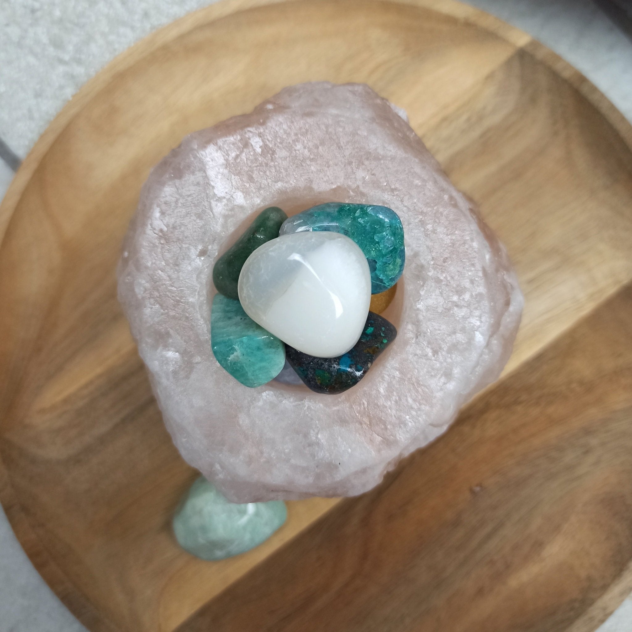 Witte agaat trommelstenen – curated crystal by Marga Jacobs | rust, symboliek en intuïtieve zelfzorg