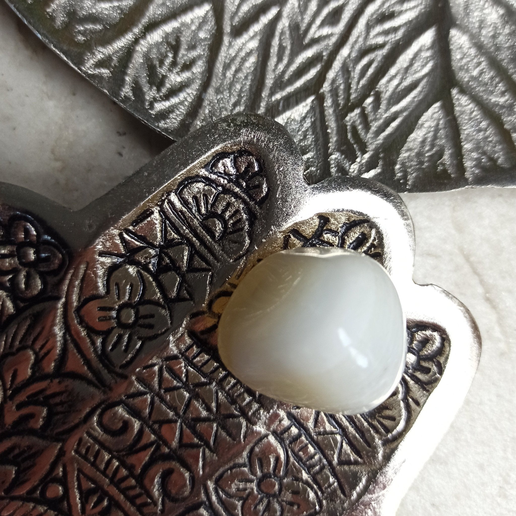 Witte agaat trommelstenen – curated crystal by Marga Jacobs | rust, symboliek en intuïtieve zelfzorg