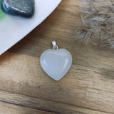 Witte jade edelsteen hanger hart | 20 mm – curated crystal by Marga Jacobs | rust, symboliek en intuïtieve zelfzorg