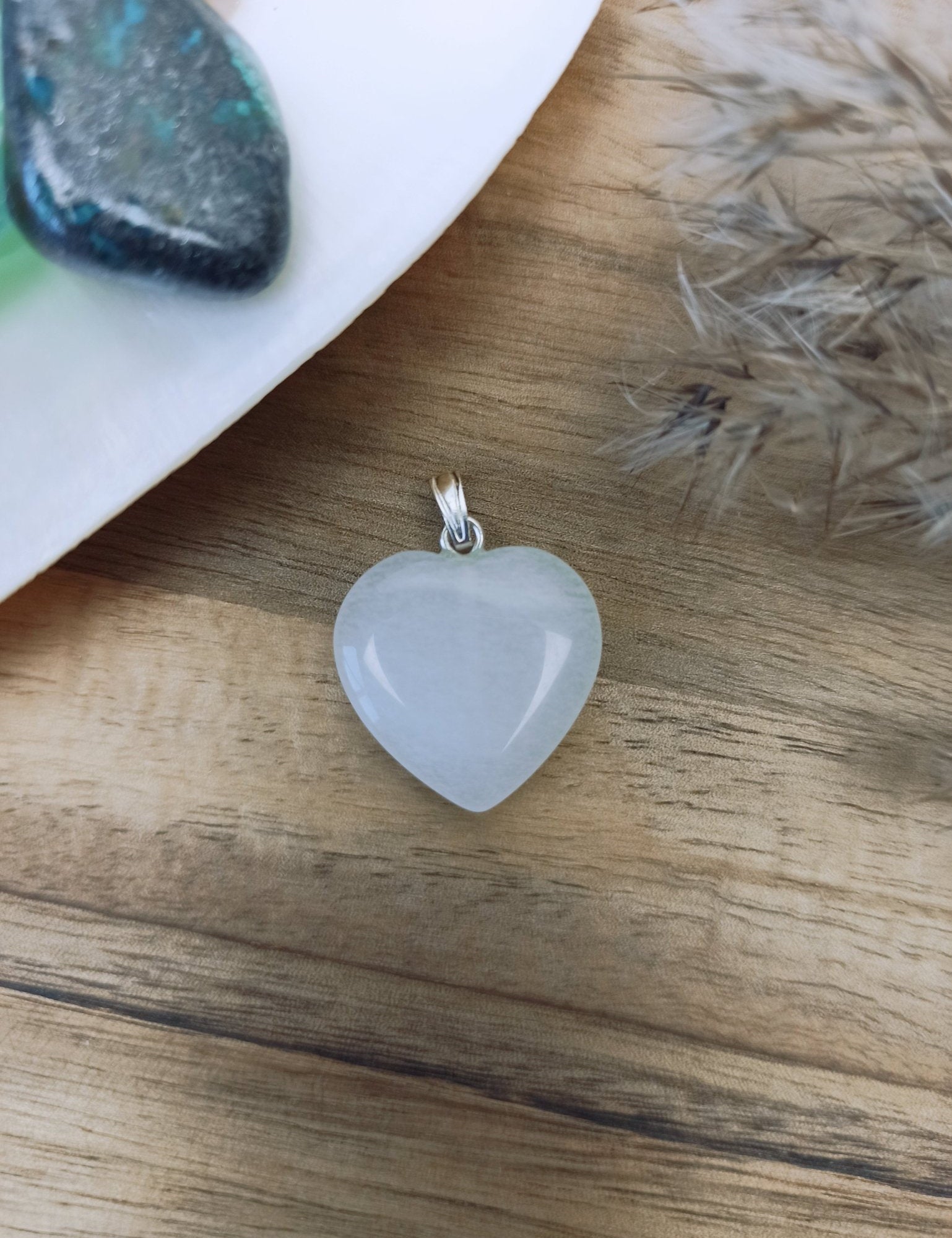 Witte jade edelsteen hanger hart | 20 mm – curated crystal by Marga Jacobs | rust, symboliek en intuïtieve zelfzorg