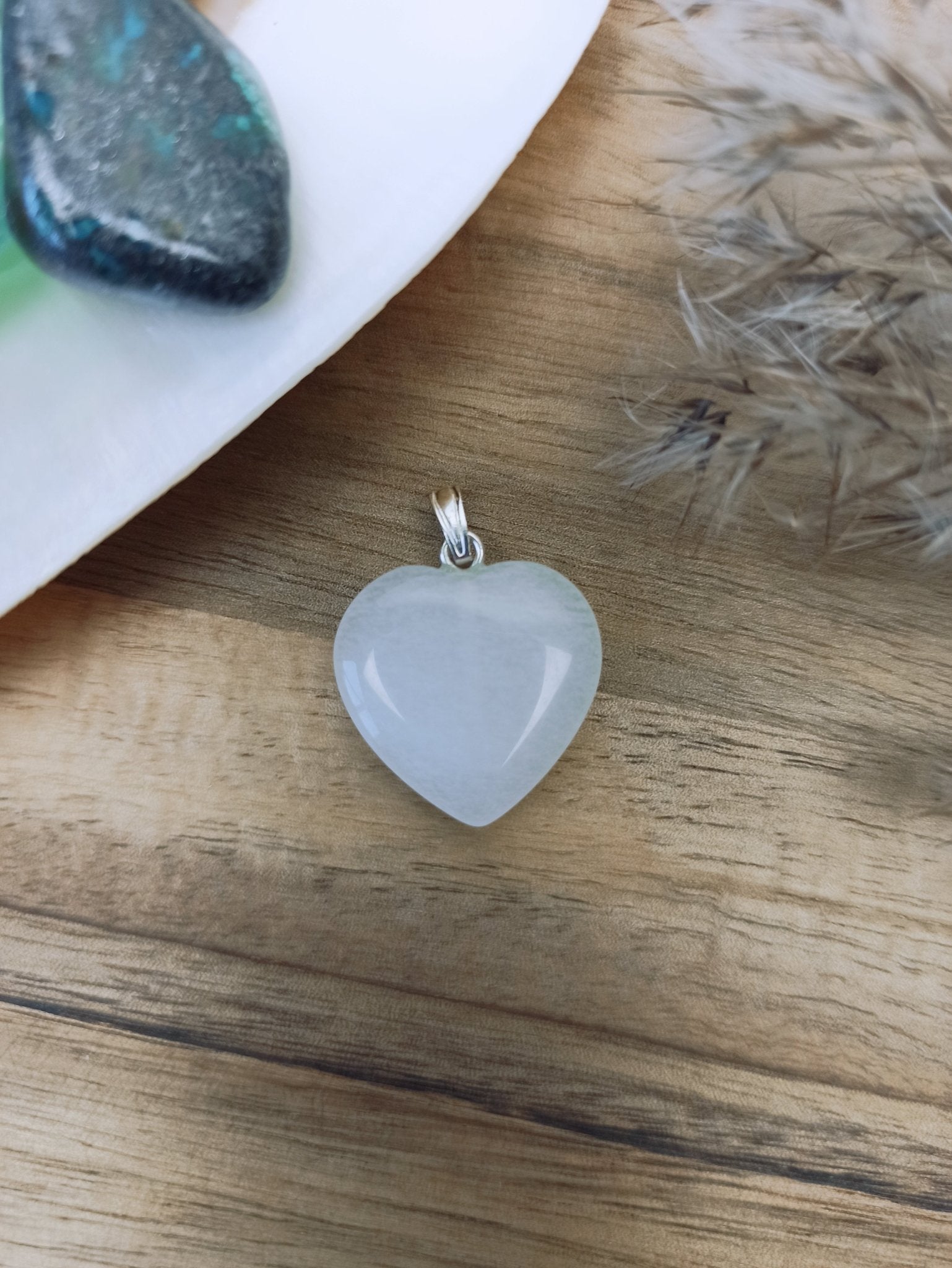 Witte jade edelsteen hanger hart | 20 mm – curated crystal by Marga Jacobs | rust, symboliek en intuïtieve zelfzorg