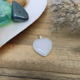 Witte jade edelsteen hanger hart | 20 mm – curated crystal by Marga Jacobs | rust, symboliek en intuïtieve zelfzorg