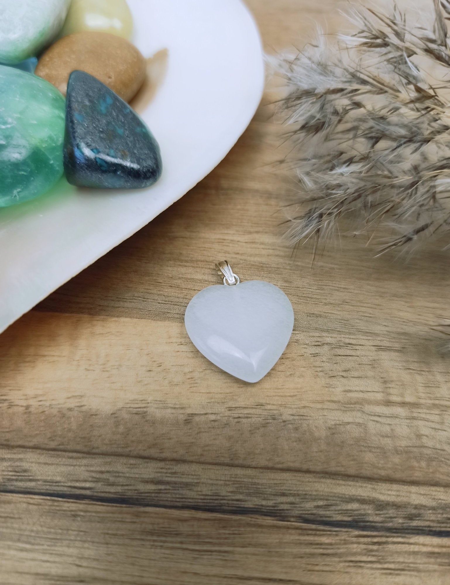 Witte jade edelsteen hanger hart | 20 mm – curated crystal by Marga Jacobs | rust, symboliek en intuïtieve zelfzorg