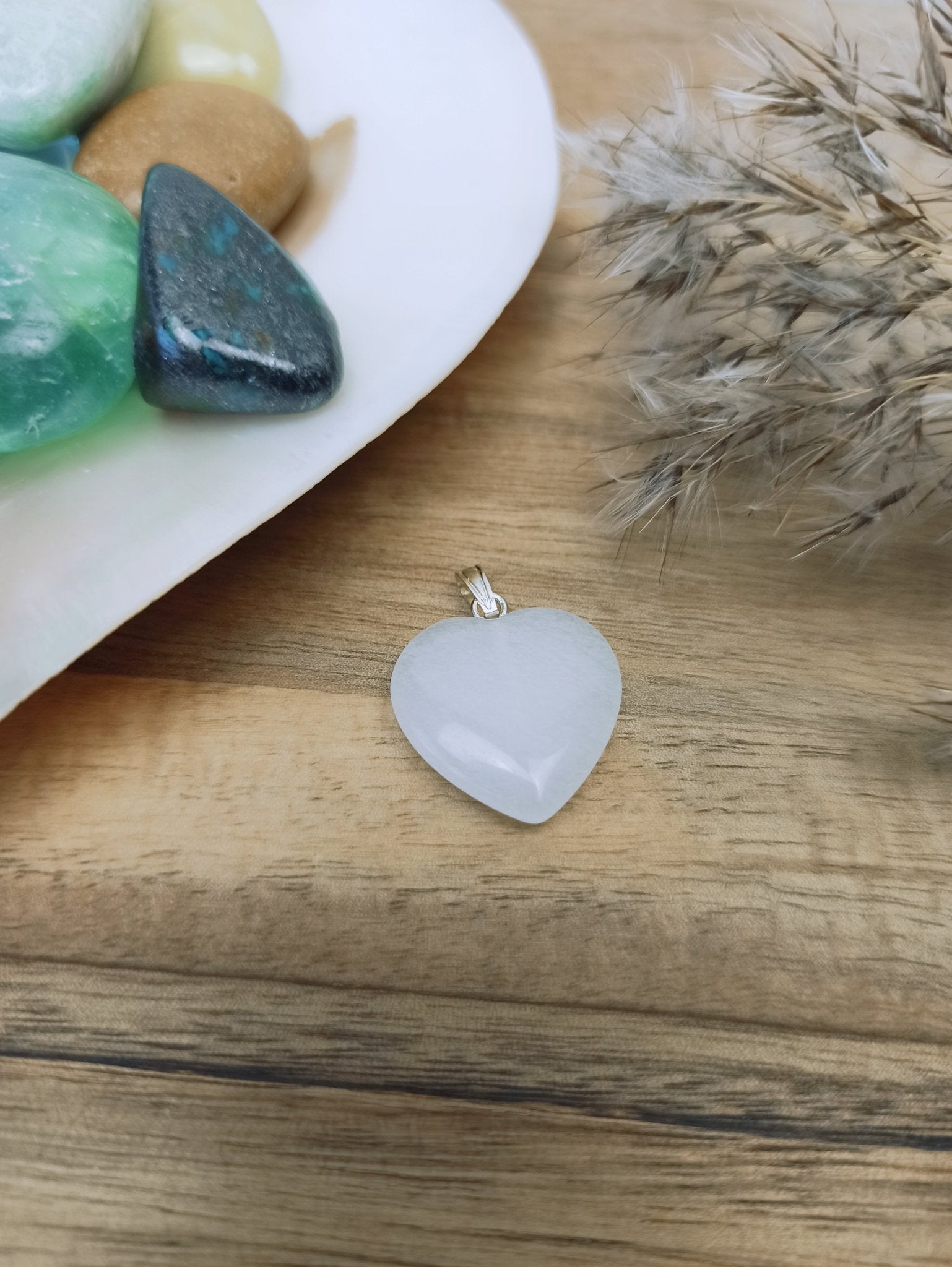 Witte jade edelsteen hanger hart | 20 mm – curated crystal by Marga Jacobs | rust, symboliek en intuïtieve zelfzorg