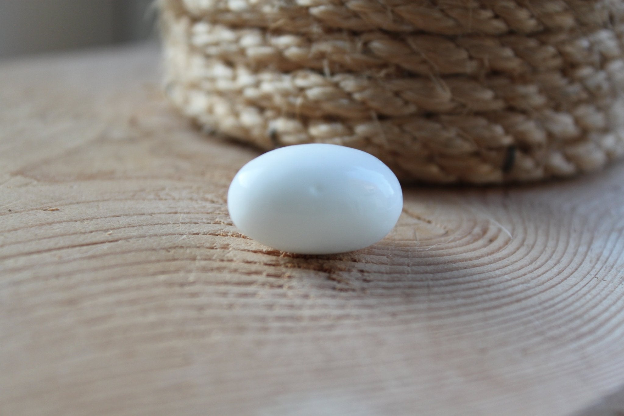 Witte Jade trommelstenen – curated crystal by Marga Jacobs | rust, symboliek en intuïtieve zelfzorg