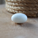 Witte Jade trommelstenen – curated crystal by Marga Jacobs | rust, symboliek en intuïtieve zelfzorg