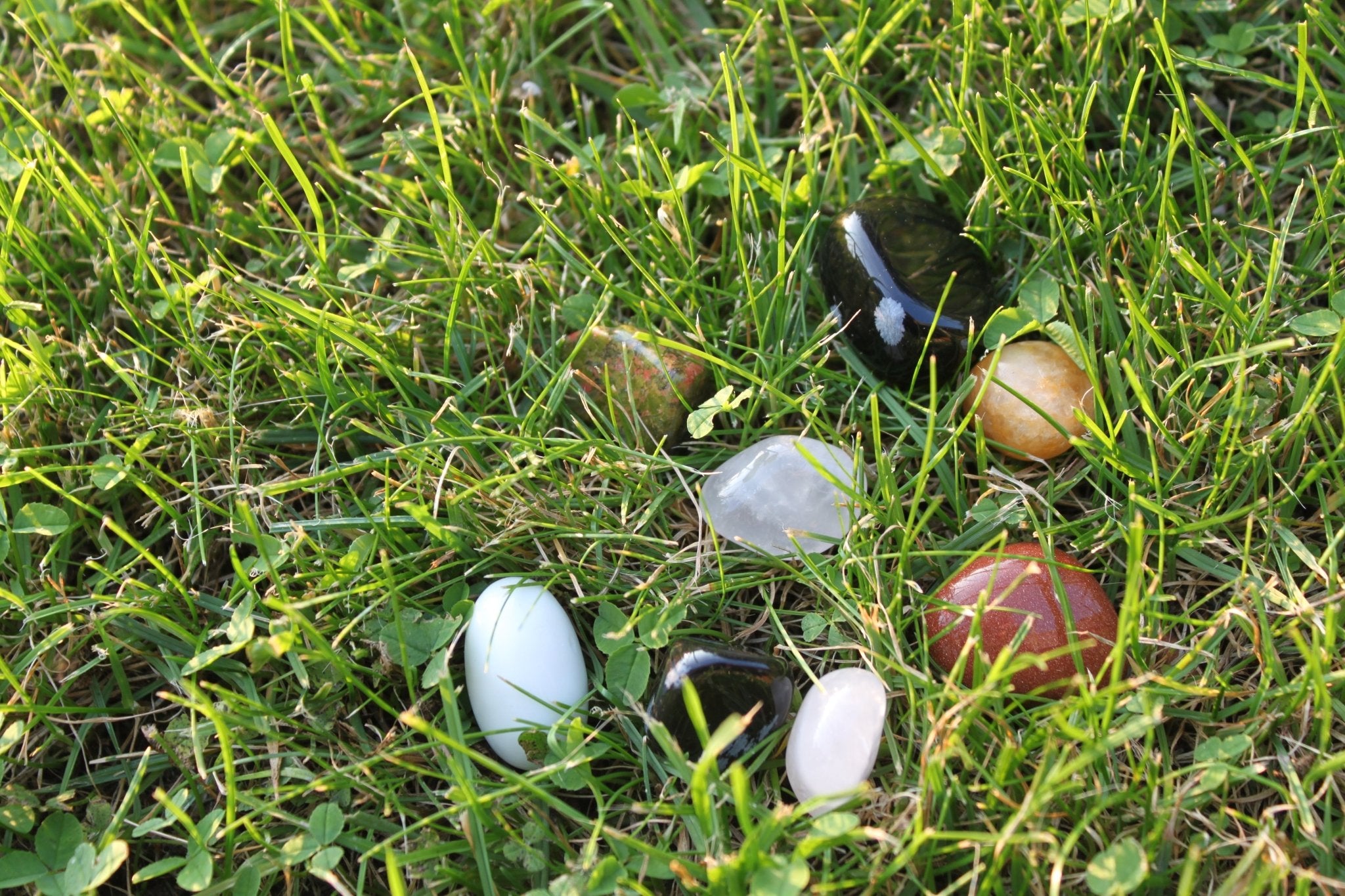 Witte Jade trommelstenen – curated crystal by Marga Jacobs | rust, symboliek en intuïtieve zelfzorg