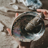 Witte salie met lavendel smudge sticks – curated crystal by Marga Jacobs | rust, symboliek en intuïtieve zelfzorg