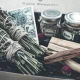 Witte salie met lavendel smudge sticks – curated crystal by Marga Jacobs | rust, symboliek en intuïtieve zelfzorg