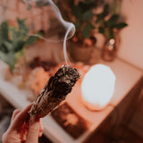 Witte salie smudge sticks 2e oogst – curated crystal by Marga Jacobs | rust, symboliek en intuïtieve zelfzorg