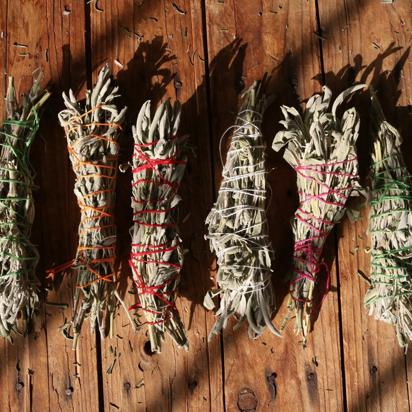 Witte salie smudge sticks 2e oogst – curated crystal by Marga Jacobs | rust, symboliek en intuïtieve zelfzorg