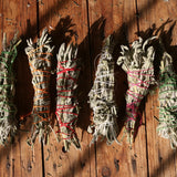 Witte salie smudge sticks 2e oogst – curated crystal by Marga Jacobs | rust, symboliek en intuïtieve zelfzorg