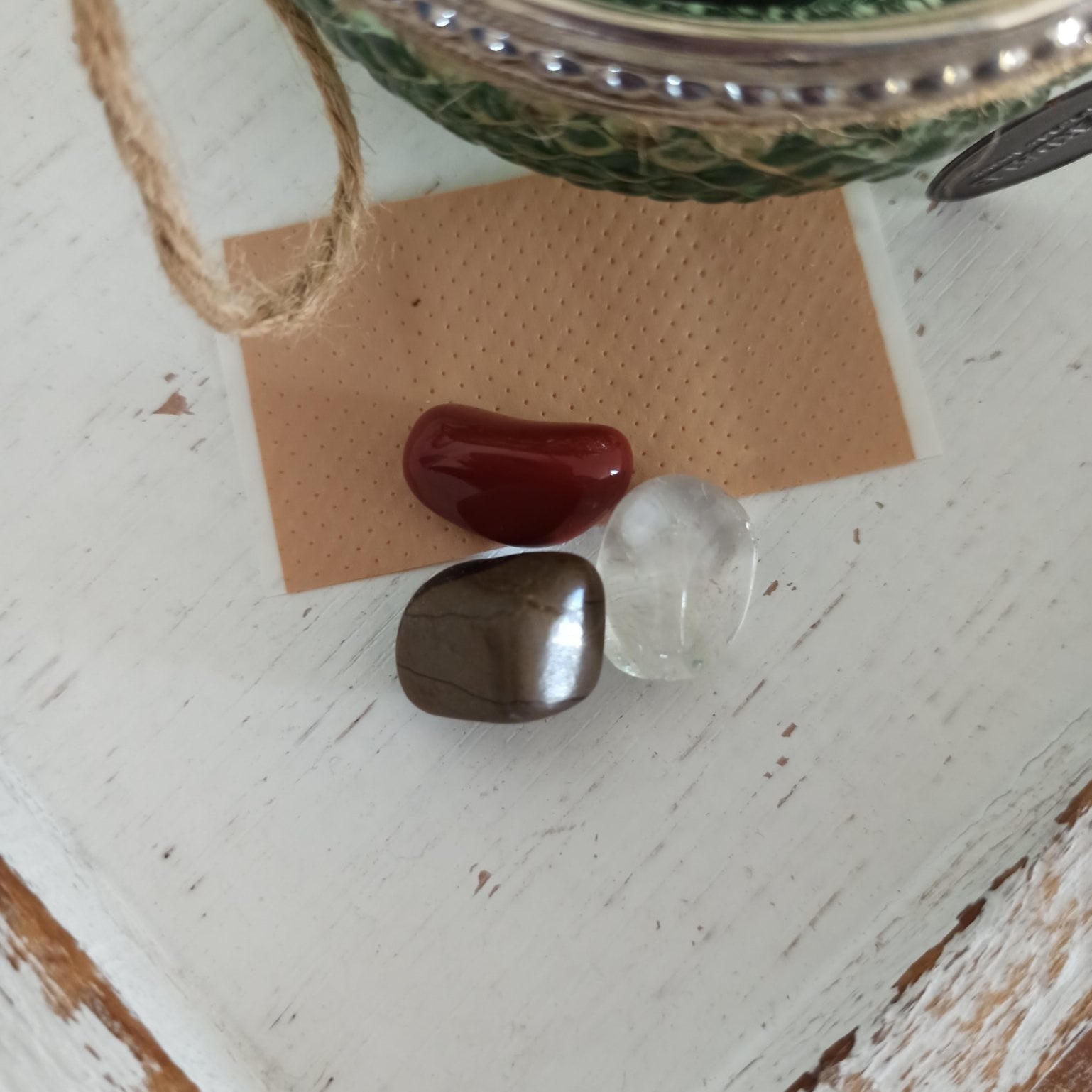Wondgenezing edelsteenwaterset – curated crystal by Marga Jacobs | rust, symboliek en intuïtieve zelfzorg
