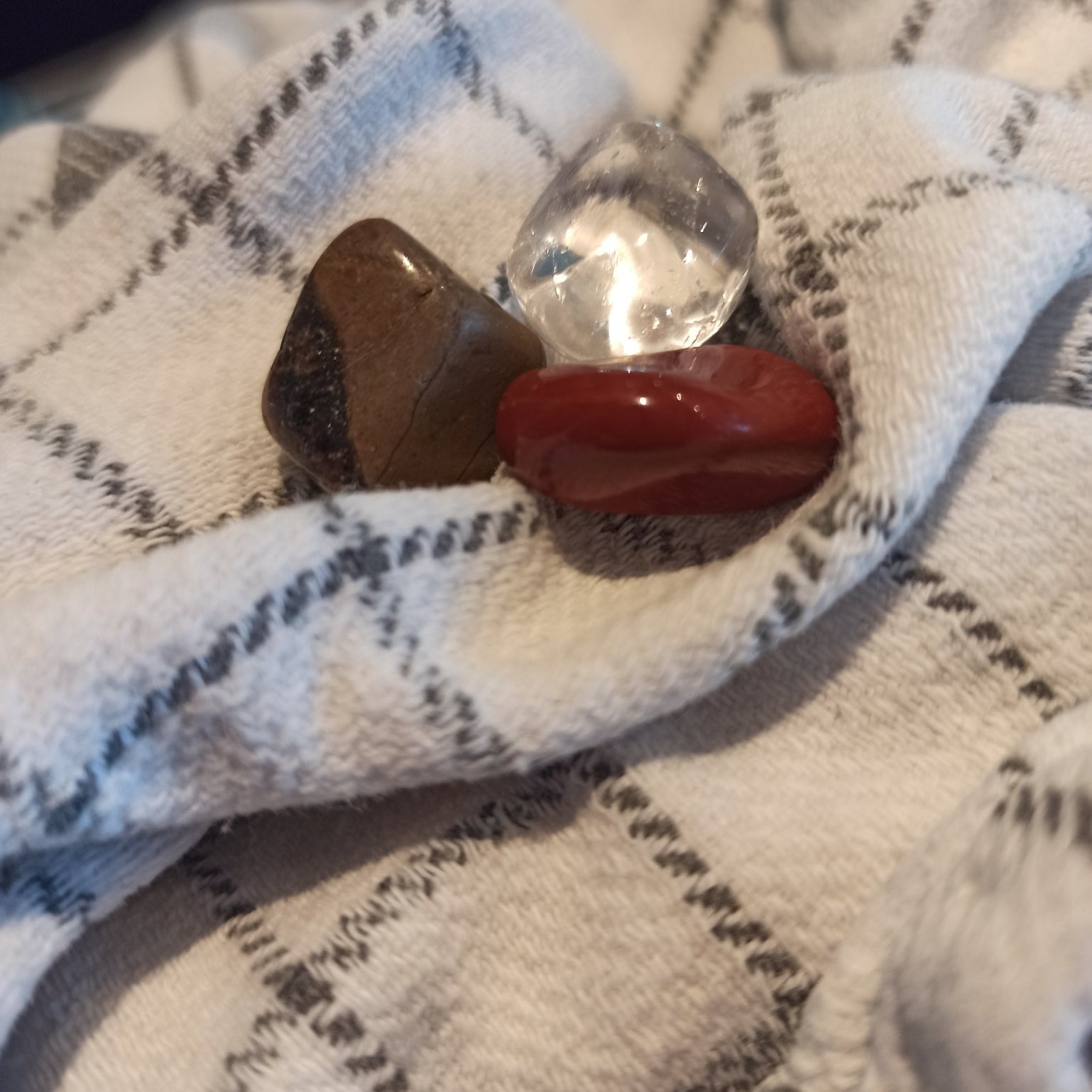 Wondgenezing edelsteenwaterset – curated crystal by Marga Jacobs | rust, symboliek en intuïtieve zelfzorg