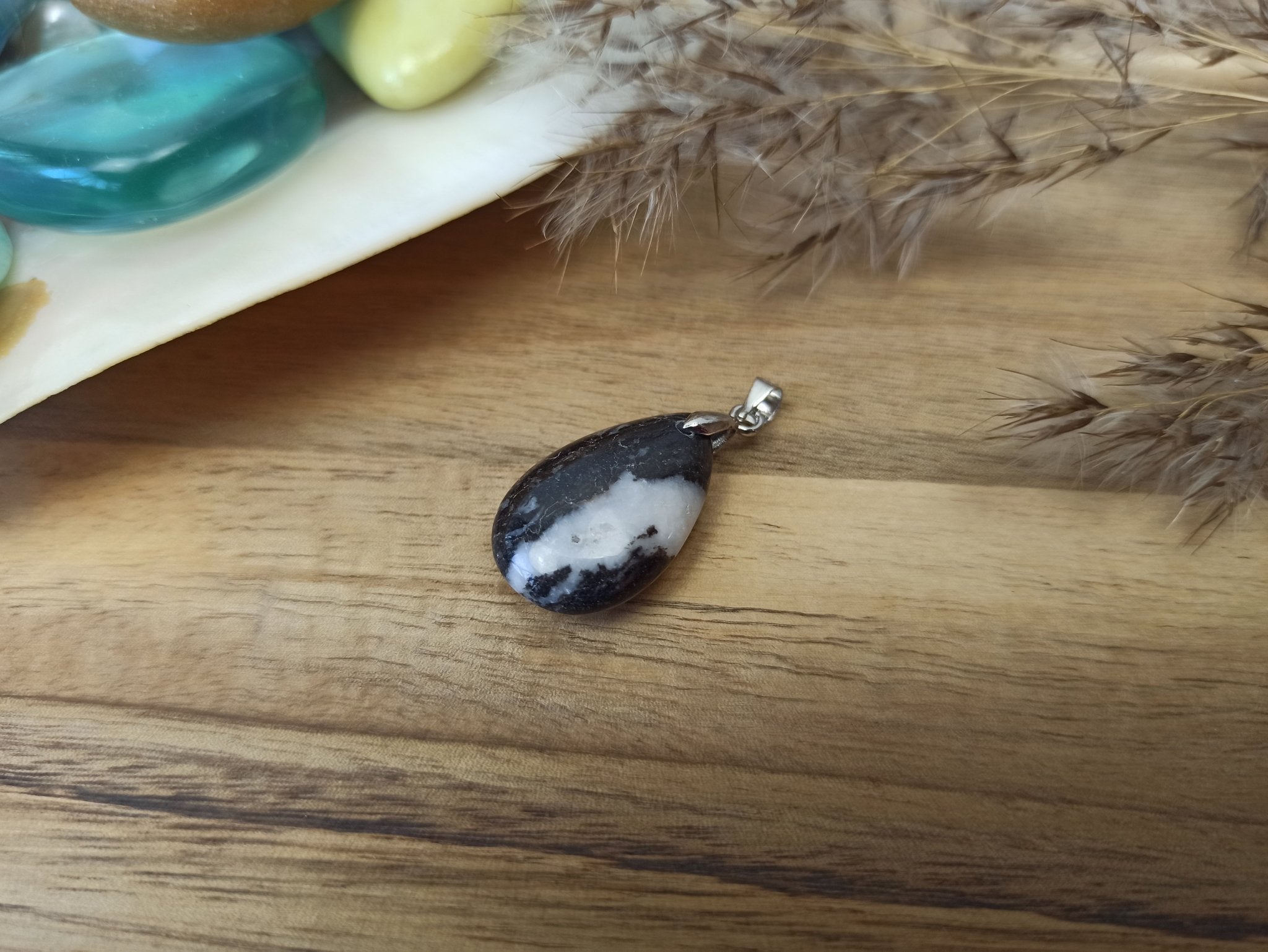 Zebra jaspis edelsteen hanger druppel | 25 mm – curated crystal by Marga Jacobs | rust, symboliek en intuïtieve zelfzorg