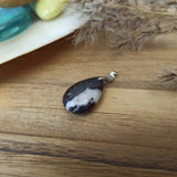 Zebra jaspis edelsteen hanger druppel | 25 mm – curated crystal by Marga Jacobs | rust, symboliek en intuïtieve zelfzorg