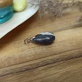 Zebra jaspis edelsteen hanger druppel | 25 mm – curated crystal by Marga Jacobs | rust, symboliek en intuïtieve zelfzorg