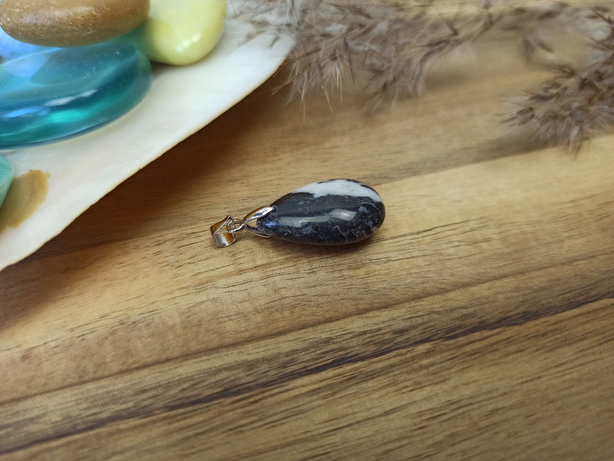 Zebra jaspis edelsteen hanger druppel | 25 mm – curated crystal by Marga Jacobs | rust, symboliek en intuïtieve zelfzorg