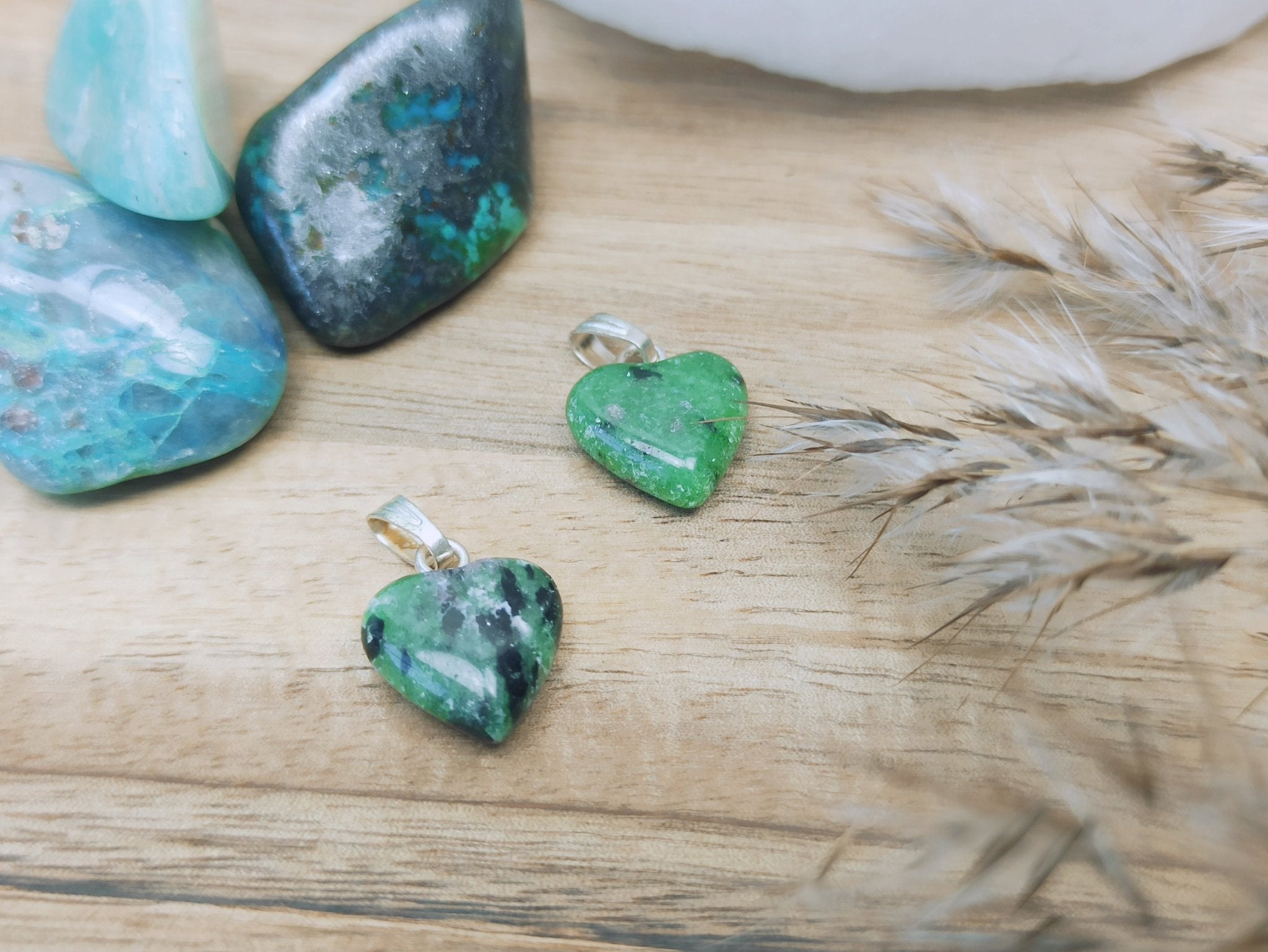 Zoïsiet edelsteen hanger hart | 12 mm – curated crystal by Marga Jacobs | rust, symboliek en intuïtieve zelfzorg