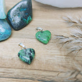 Zoïsiet edelsteen hanger hart | 12 mm – curated crystal by Marga Jacobs | rust, symboliek en intuïtieve zelfzorg