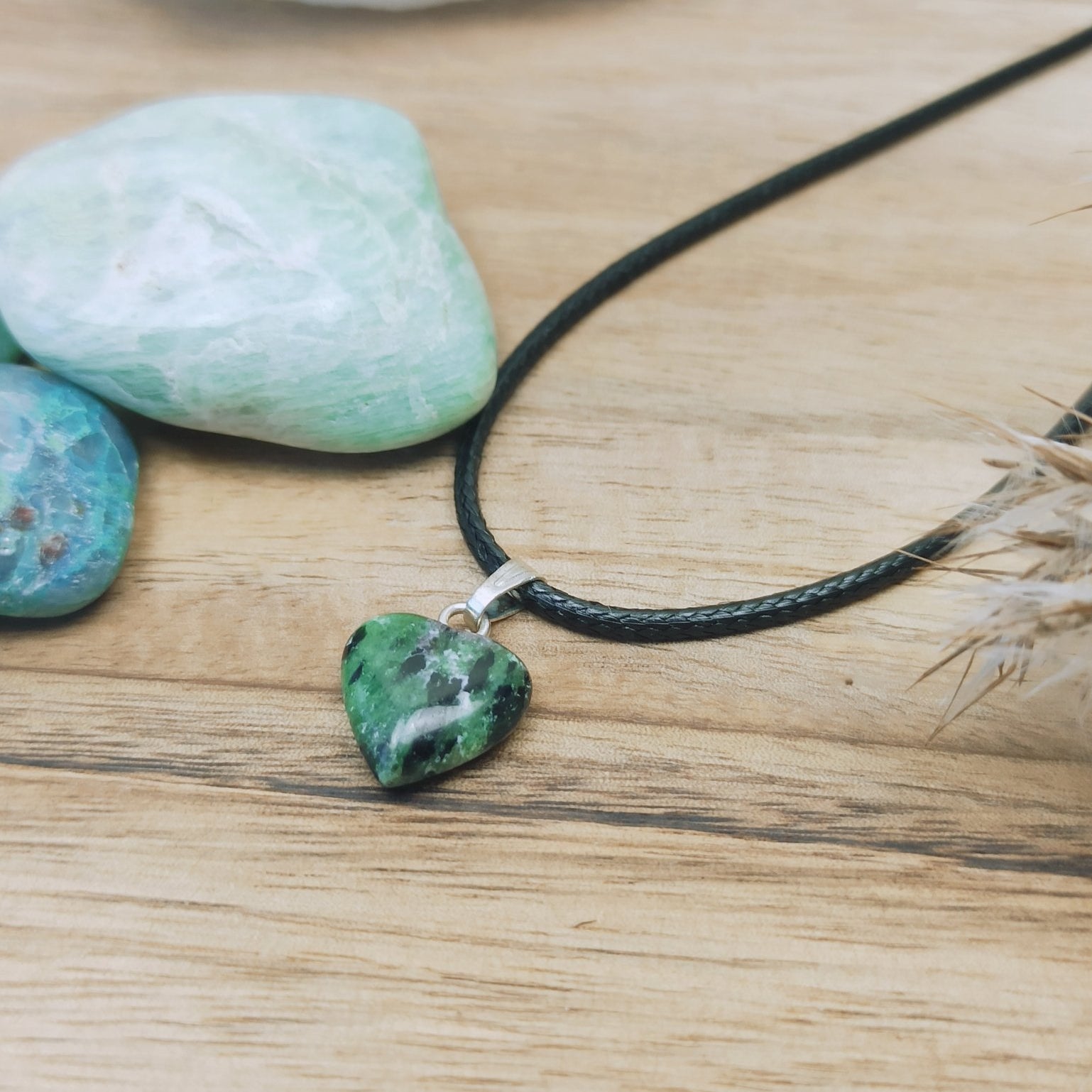 Zoïsiet edelsteen hanger hart | 12 mm – curated crystal by Marga Jacobs | rust, symboliek en intuïtieve zelfzorg