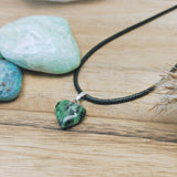 Zoïsiet edelsteen hanger hart | 12 mm – curated crystal by Marga Jacobs | rust, symboliek en intuïtieve zelfzorg