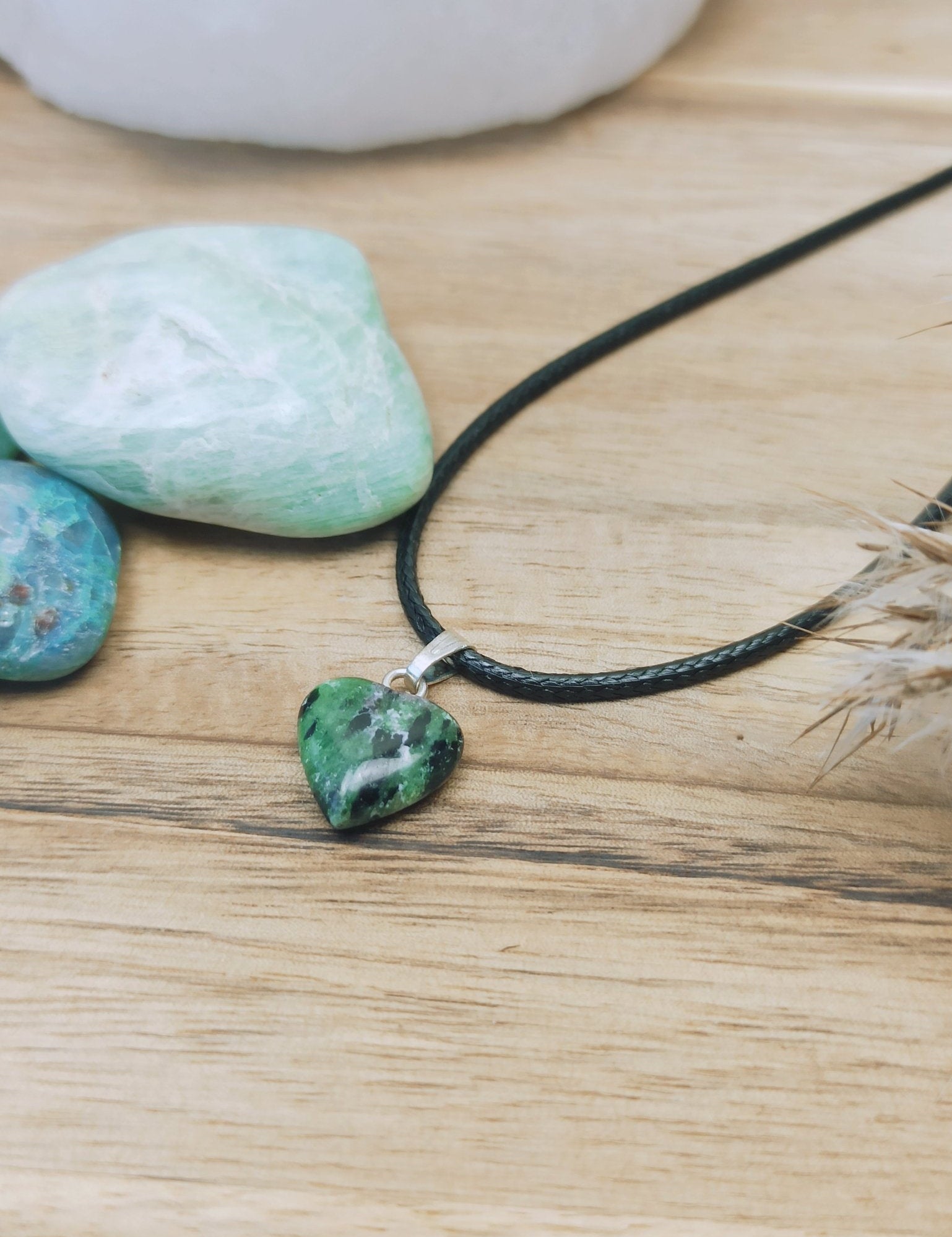 Zoïsiet edelsteen hanger hart | 12 mm – curated crystal by Marga Jacobs | rust, symboliek en intuïtieve zelfzorg