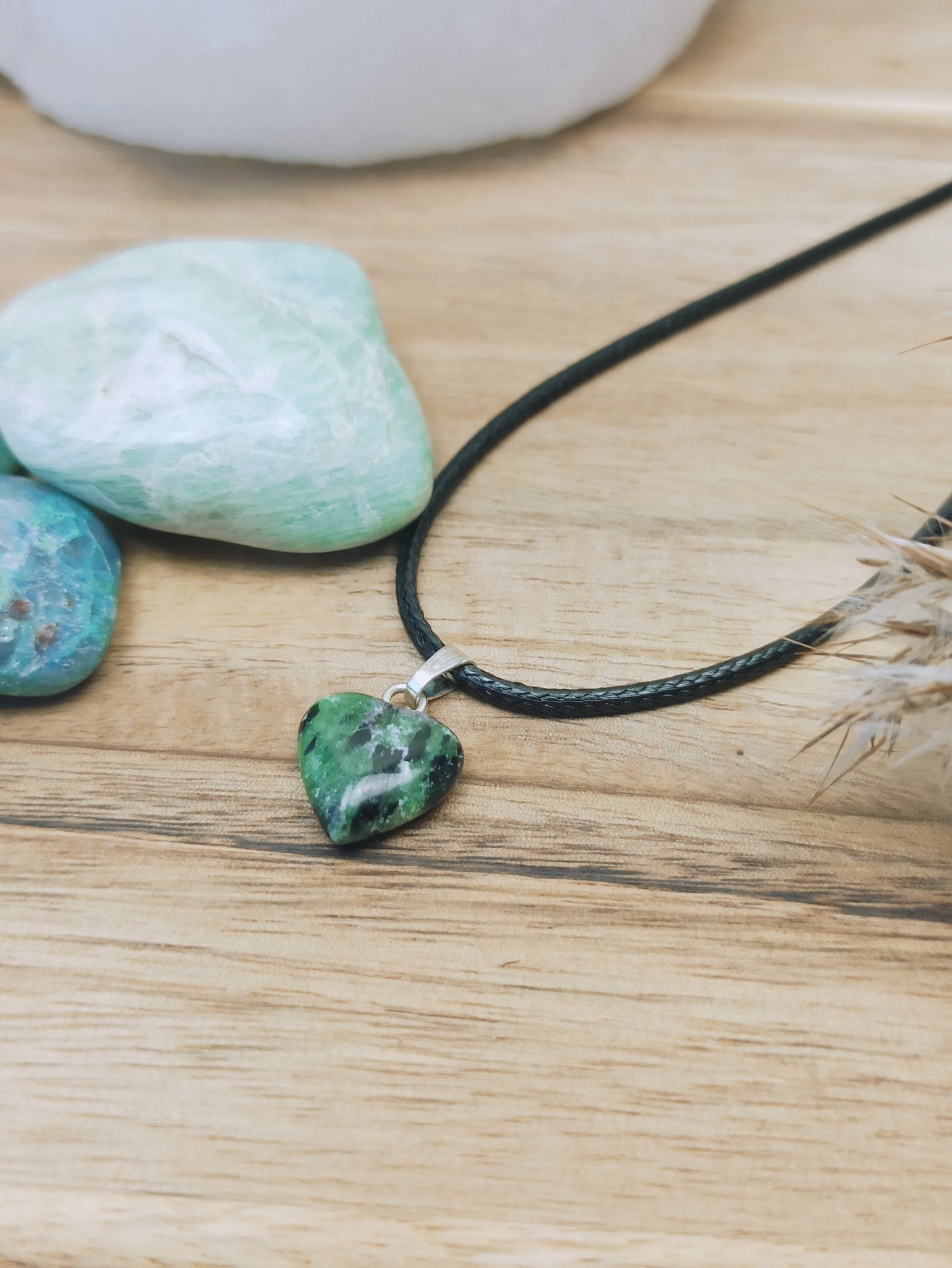 Zoïsiet edelsteen hanger hart | 12 mm – curated crystal by Marga Jacobs | rust, symboliek en intuïtieve zelfzorg