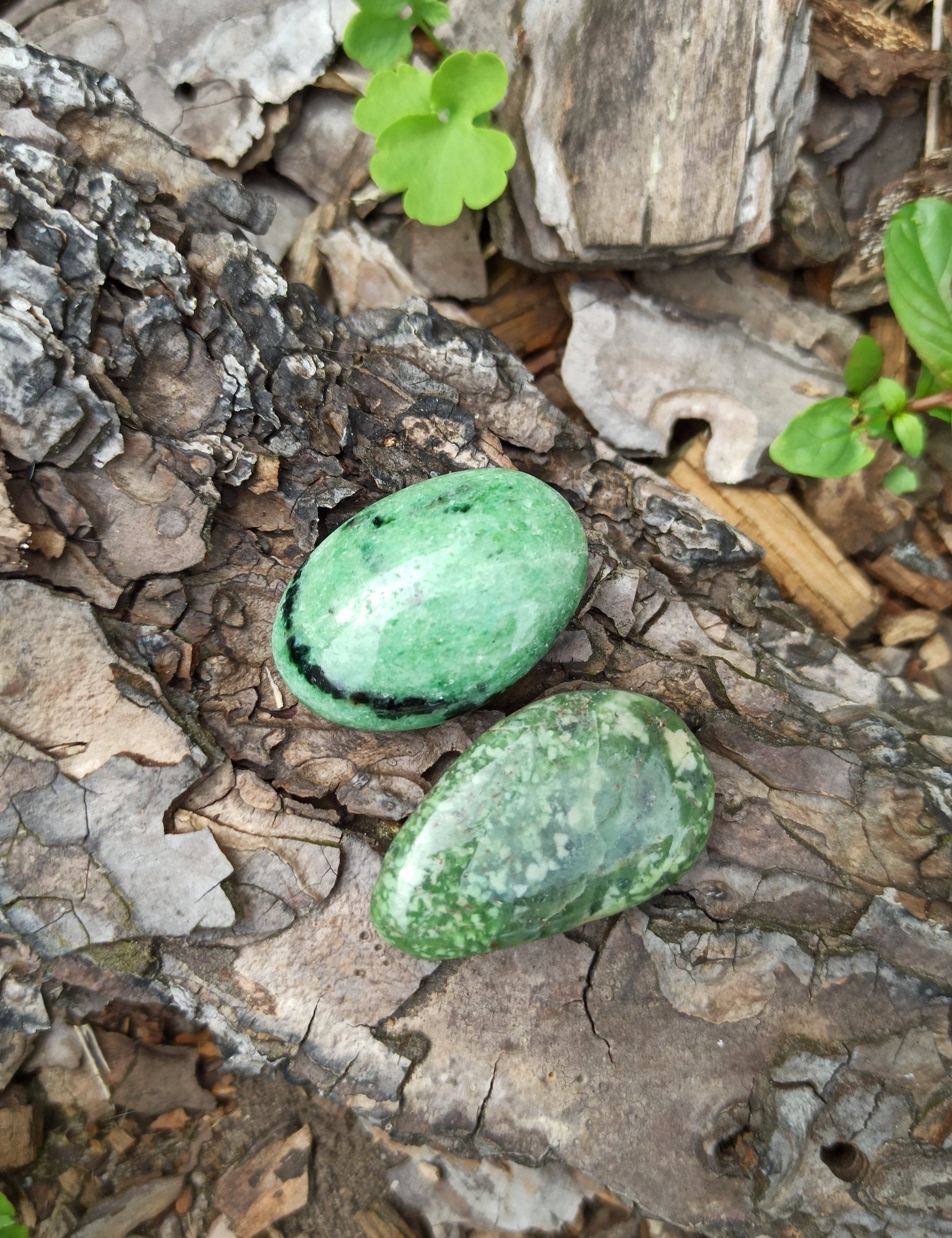 Zoïsiet trommelstenen – curated crystal by Marga Jacobs | rust, symboliek en intuïtieve zelfzorg