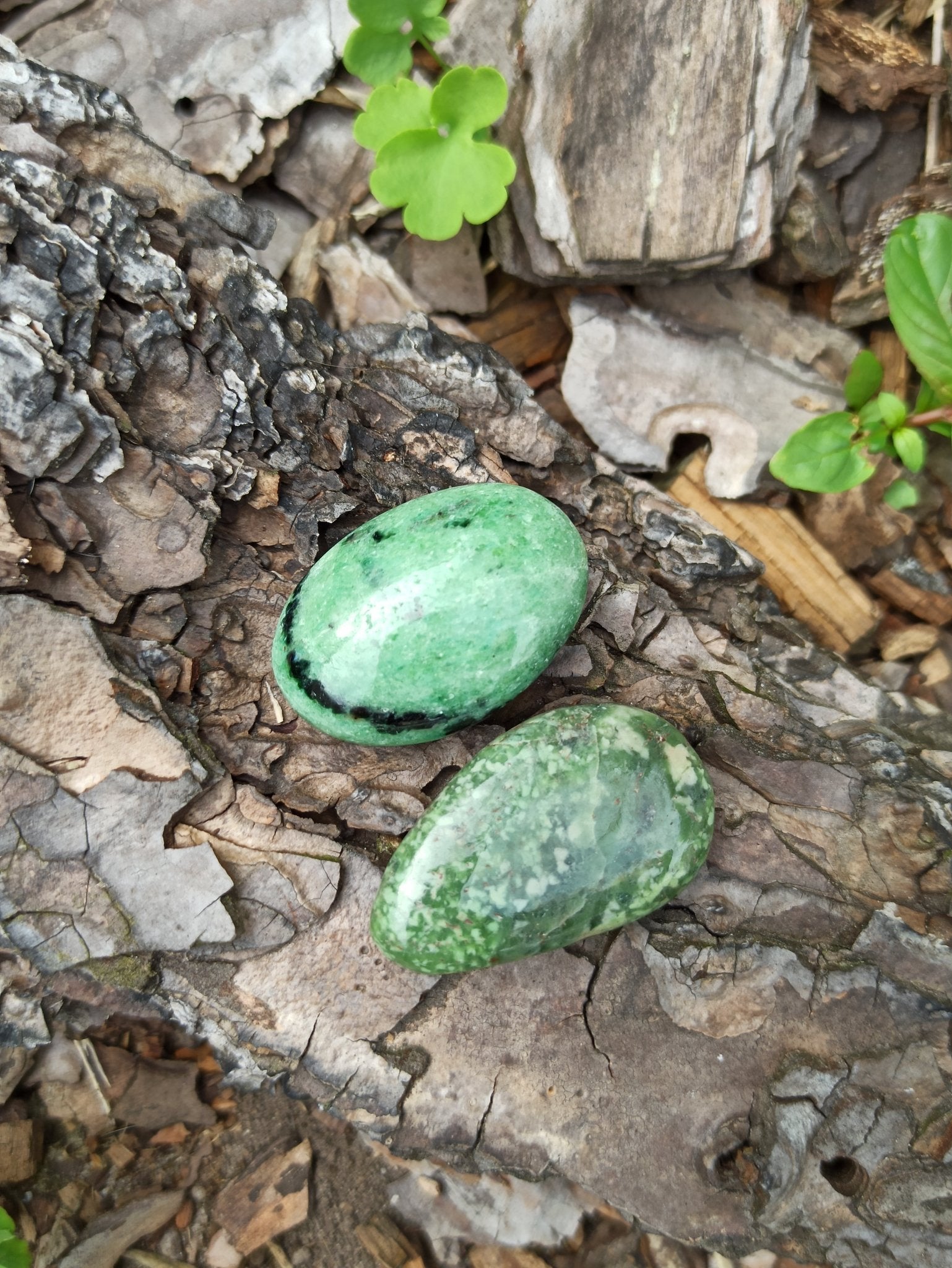 Zoïsiet trommelstenen – curated crystal by Marga Jacobs | rust, symboliek en intuïtieve zelfzorg