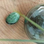 Zoïsiet trommelstenen – curated crystal by Marga Jacobs | rust, symboliek en intuïtieve zelfzorg